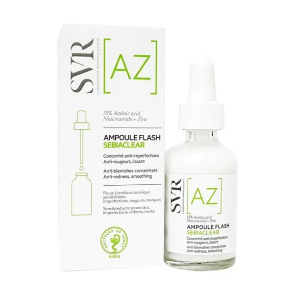 Une photo studio premium d'un flacon compte-gouttes SVR Ampoule Flash SEBIACLEAR AZ et de sa boîte d'emballage sur une surface de pierre texturée.