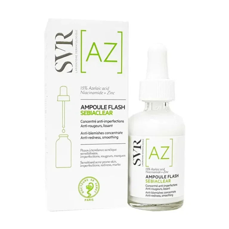 Une photo studio premium d'un flacon compte-gouttes SVR Ampoule Flash SEBIACLEAR AZ et de sa boîte d'emballage sur une surface de pierre texturée.